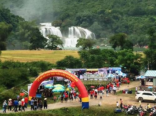 Đông đảo nhân dân và du khách về tham dự lễ hội Thác Bản Giốc 2017